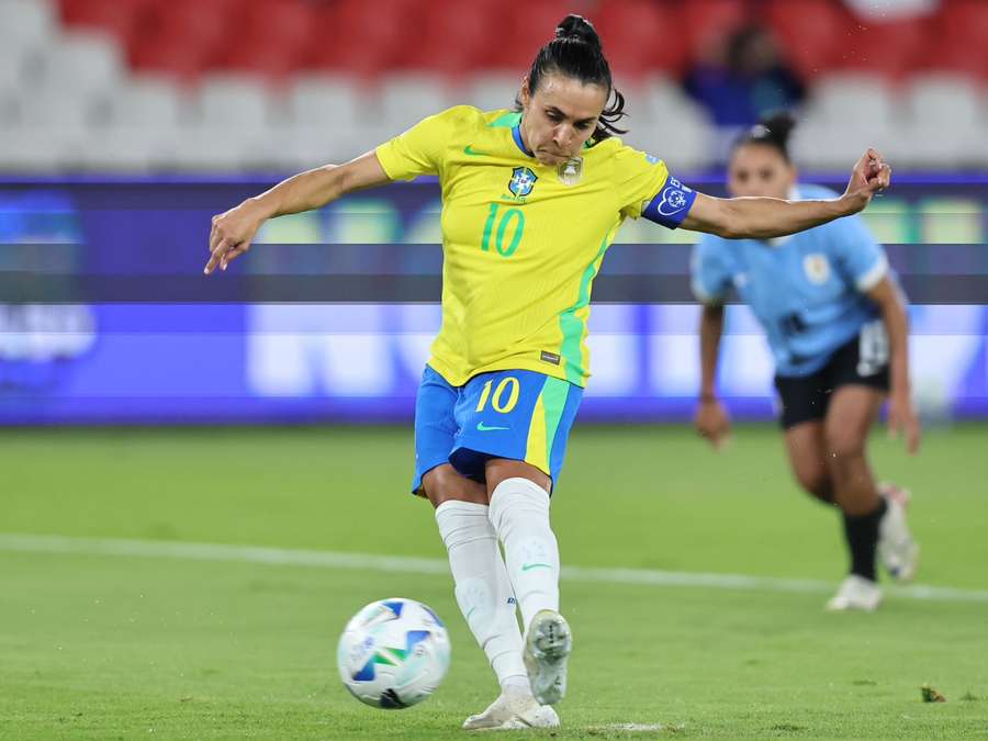 Marta converteu pênalti em Brasil 5x1 Uruguai Marta converteu pênalti em Brasil 5x1 Uruguai