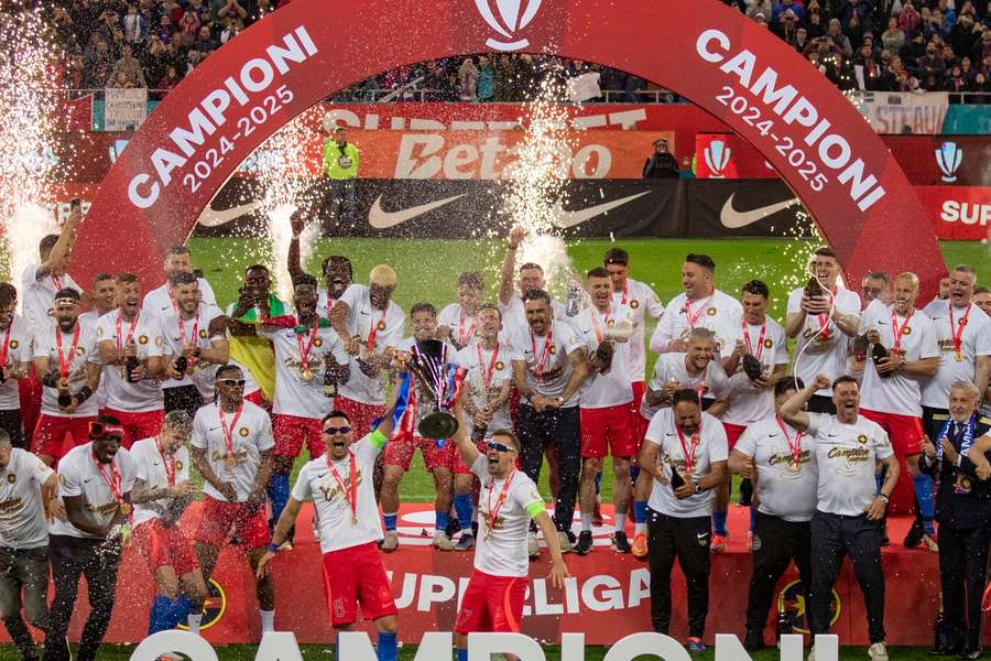 FCSB-iștii sărbătoresc câștigarea Superligii