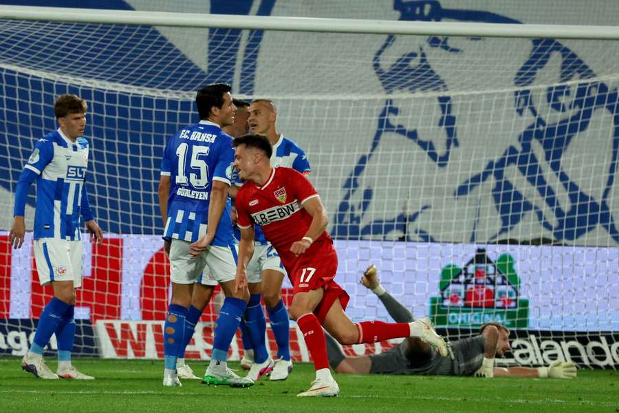 Dzenan Pejcinovic schlägt bei Stuttgart ein. Dzenan Pejcinovic schlägt bei Stuttgart ein.