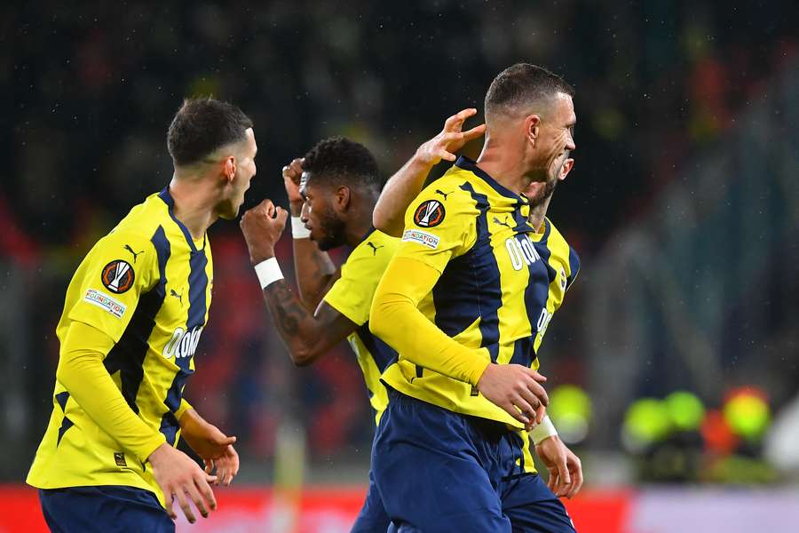 Edin Dzeko y sus compañeros celebrando el gol del bosnio