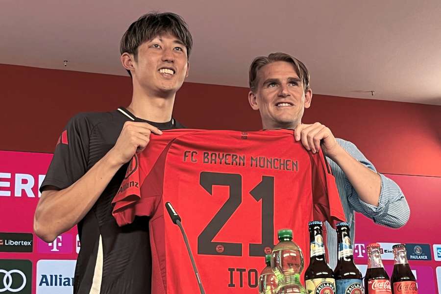 Hiroki Ito toont het nieuwe shirt met rugnummer 21 aan de verzamelde media