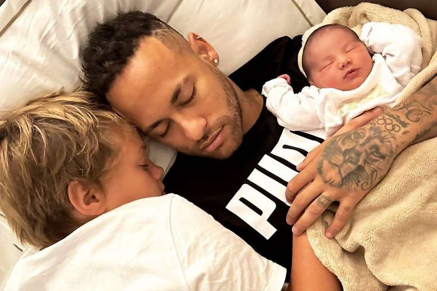 Neymar publicou foto com os filhos Davi Lucca e Mavie