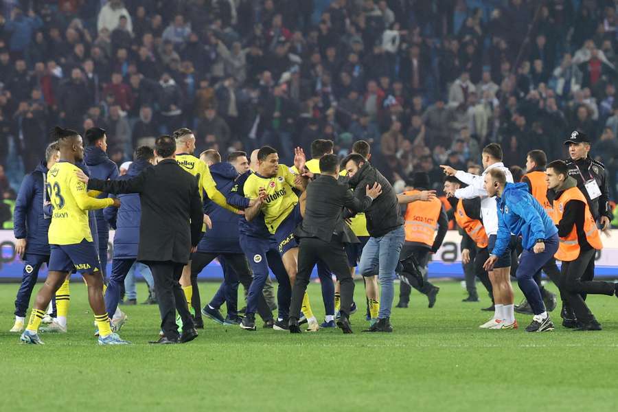 A violência que provocou a votação no Fenerbahçe
