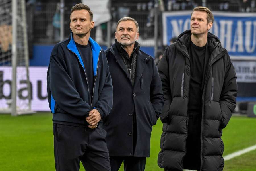 Kuntz (m.) mit Direktor Claus Costa (l.) und Finanzvorstand Eric Huwer