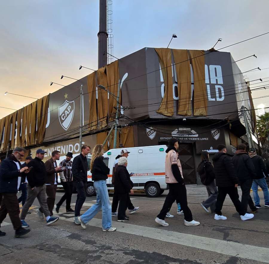 Torcedores do Platense formam fila para entrar no estádio