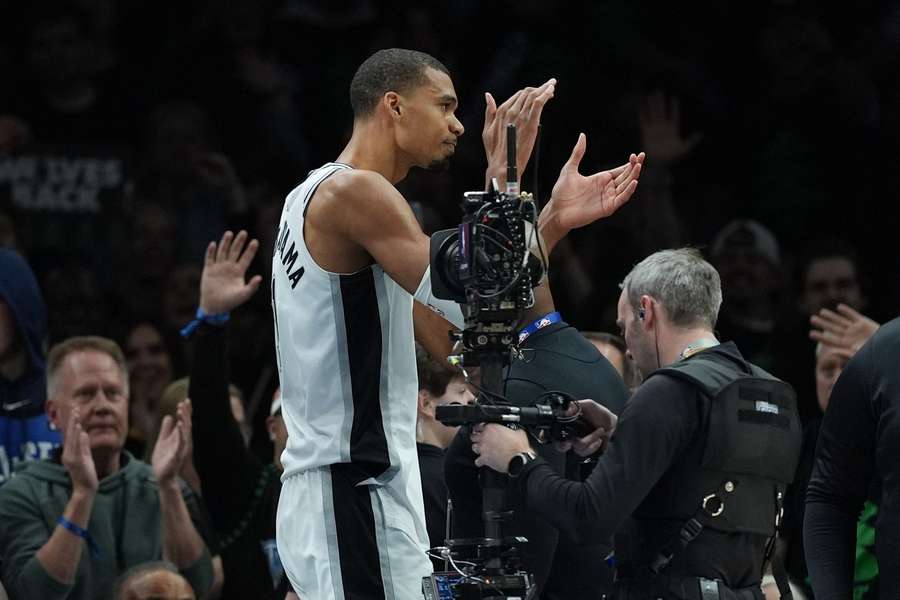Wemby escapa de nuevas sanciones y jugará el martes los playoffs de NBA
