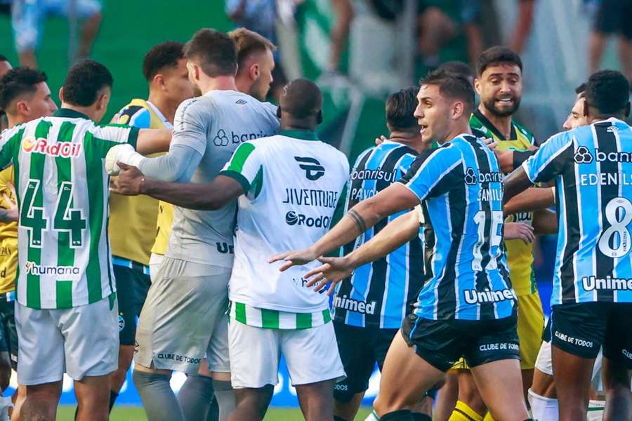 Duelo entre Juventude e Grêmio teve confusão generalizada no fim