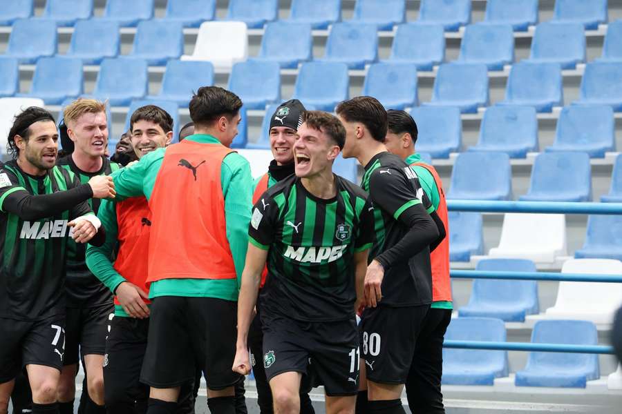 La festa dei giocatori del Sassuolo dopo il gol di Boloca