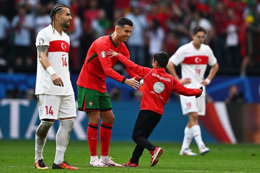 O pequeno sortudo que ganhou um abraço de Cristiano Ronaldo em pleno jogo com a Turquia