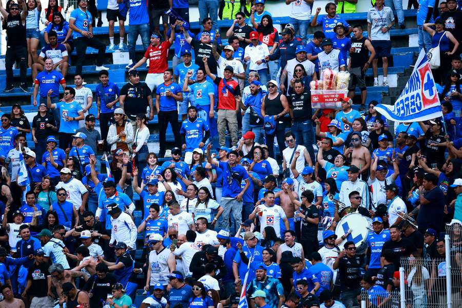Aficionados del Cruz Azul animan a los suyos