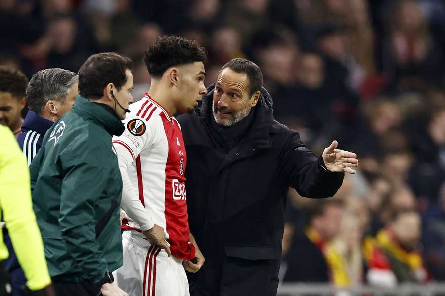 Tristan Gooijer (L) en coach John van t Schip tijdens Ajax - AEK Athene