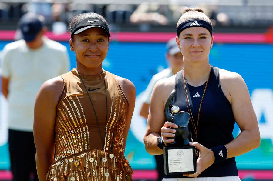 Muchova, junto a Osaka en la ceremonia de entrega de premios en Bad Homburg