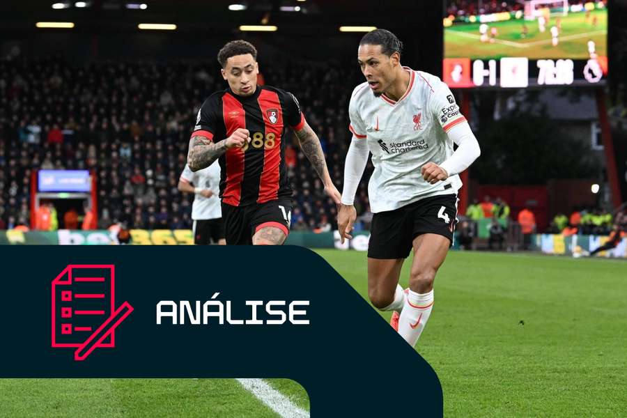 Virgil van Dijk, do Liverpool, luta pela posse de bola com Marcus Tavernier, do Bournemouth
