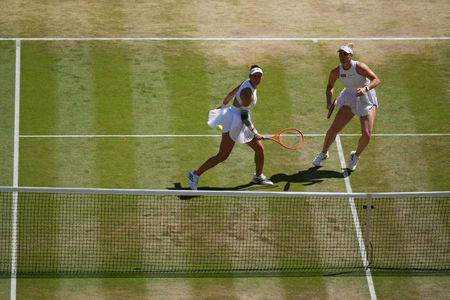 Luisa Stefani e Gabriela Dabrowski na final de Wimbledon