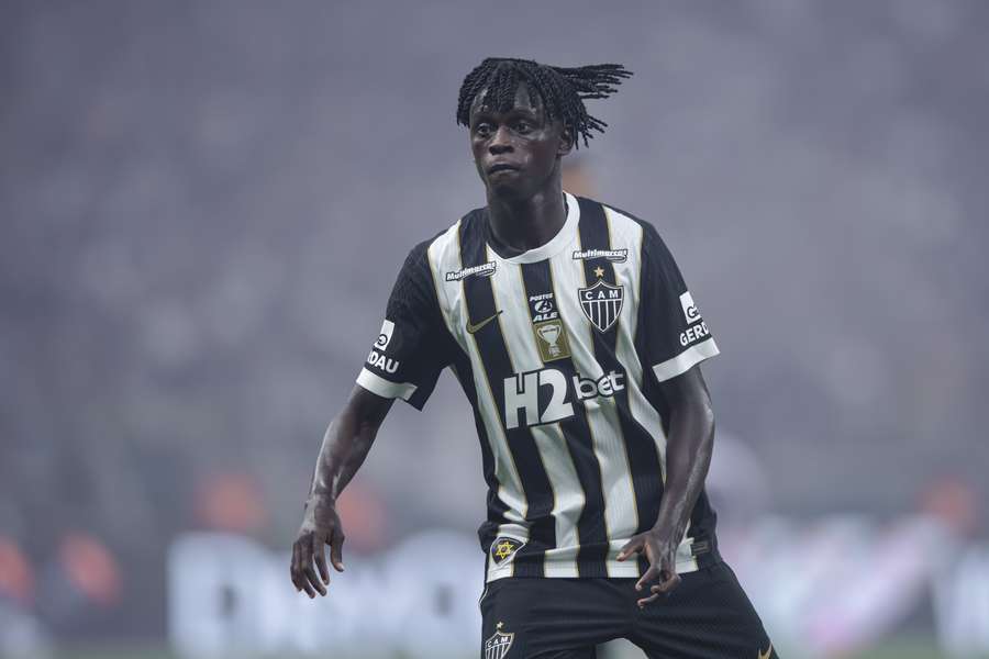 Cissé deixou o campo amparado até pelo segurança do clube