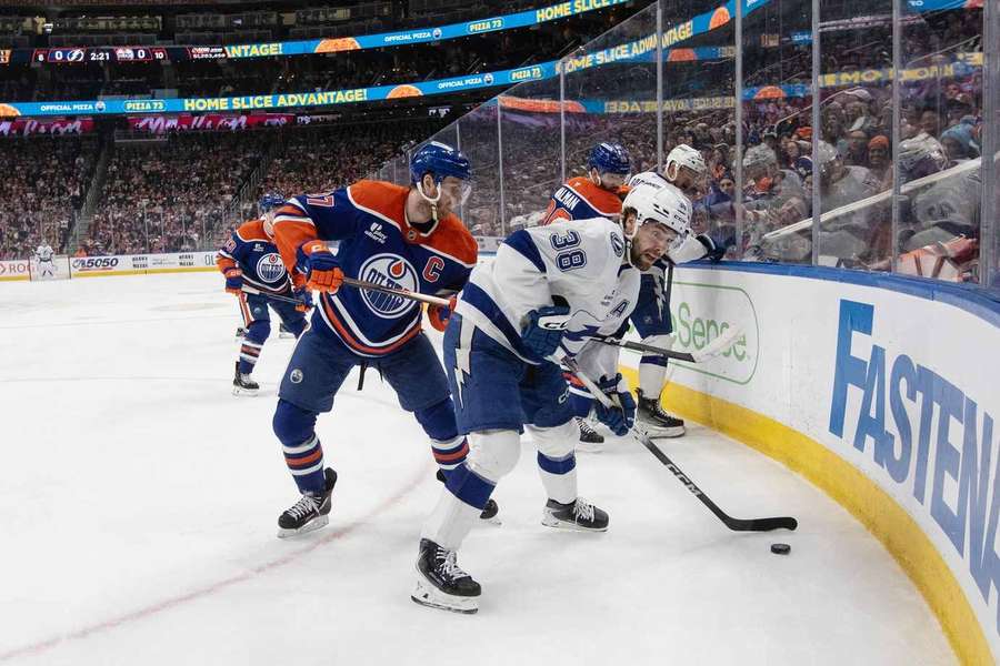 Kuczerow na czele klasyfikacji kanadyjskiej ligi NHL. Tampa Bay Lightning z kolejną wygraną Kuczerow na czele klasyfikacji kanadyjskiej ligi NHL. Tampa Bay Lightning z kolejną wygraną