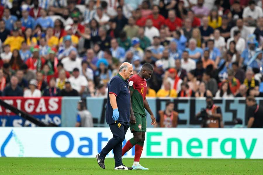 Nuno Mendes foi substituído ainda na primeira parte do jogo com o Uruguai