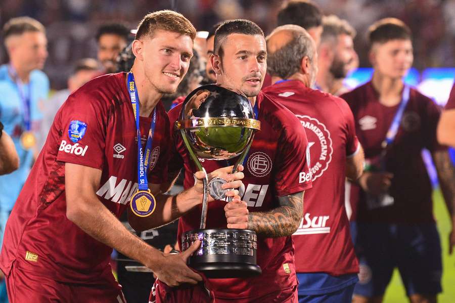 Lanús celebra la Sudamericana Lanús celebra la Sudamericana