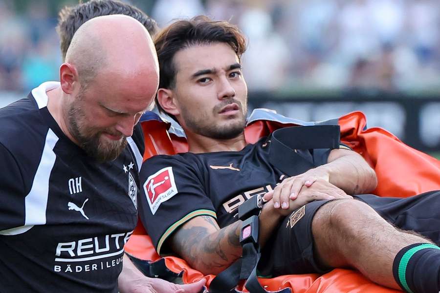 Jens Castrop musste von Sanitätern vom Platz gebracht werden