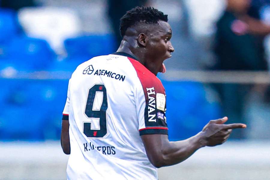 Viveros bisou no triunfo do Athletico Paranaense