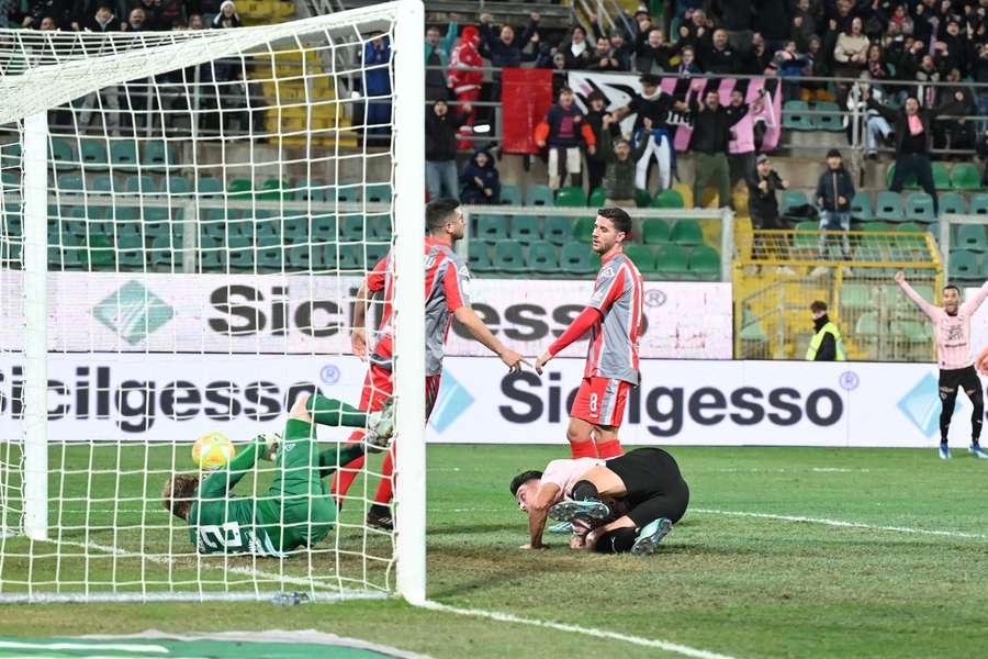 Il gol del pareggio dell'1-1 del Palermo