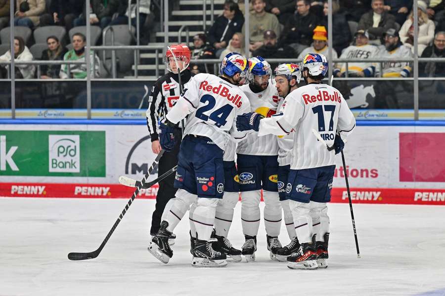 Der EHC Red Bull München bejubelt einen Auswärtssieg in Augsburg.