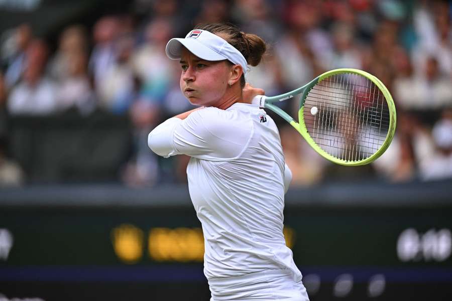 Barbora Krejčíková ovládla ve třech setech finále Wimbledonu.