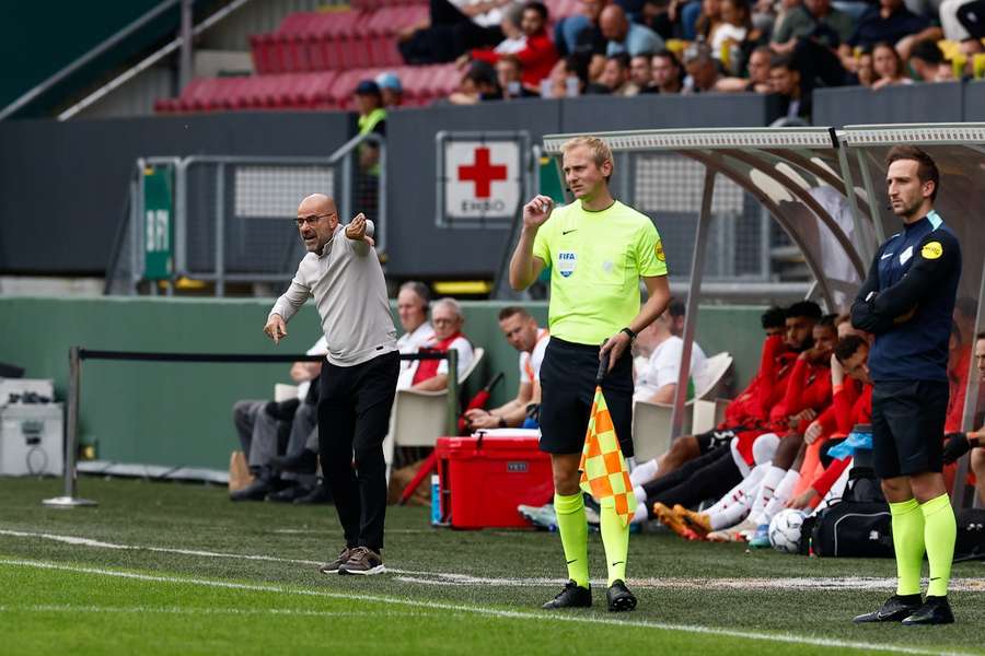 Peter Bosz gaat tekeer aan de zijlijn