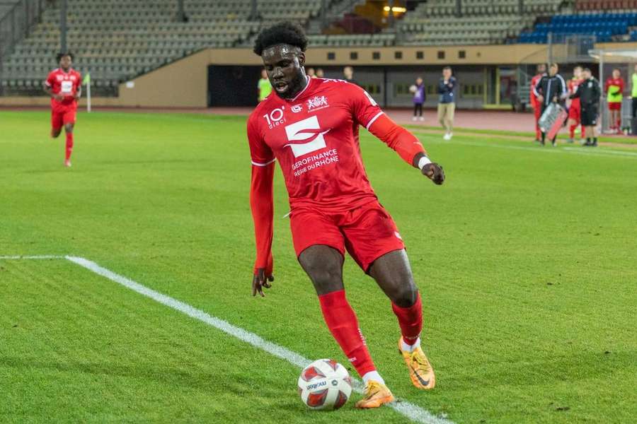 Florian Danho (Lausanne-Ouchy) a caminho do Famalicão
