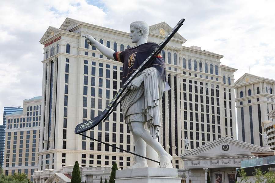 Zur Feier des großen Anlasses wurde selbst die Julius Caesar-Statue in Las Vegas in ein Golden Knights-Jersey gehüllt.