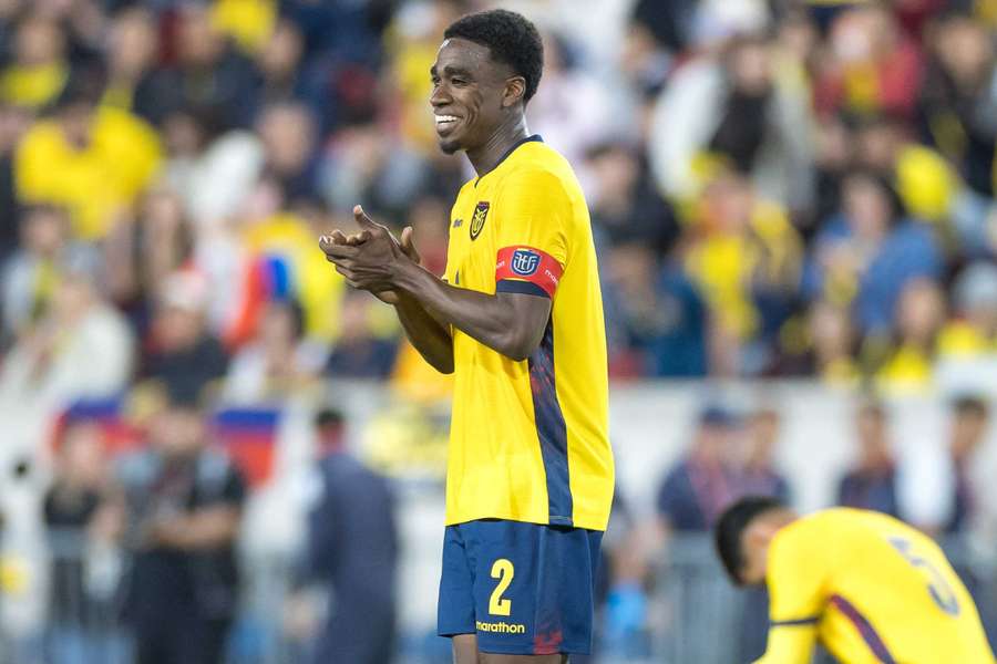 Félix Torres, de l’Internacional, a même porté le brassard de capitaine de la sélection équatorienne lors du match amical contre l’Arabie Saoudite Félix Torres, de l’Internacional, a même porté le brassard de capitaine de la sélection équatorienne lors du match amical contre l’Arabie Saoudite