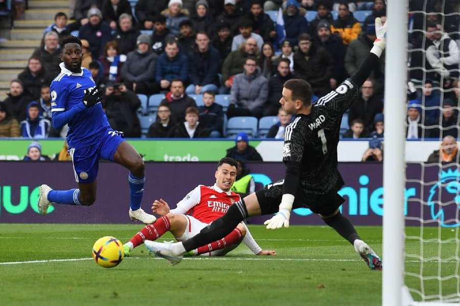 O esforço de Martinelli para fazer o gol da vitória sobre o Leicester 