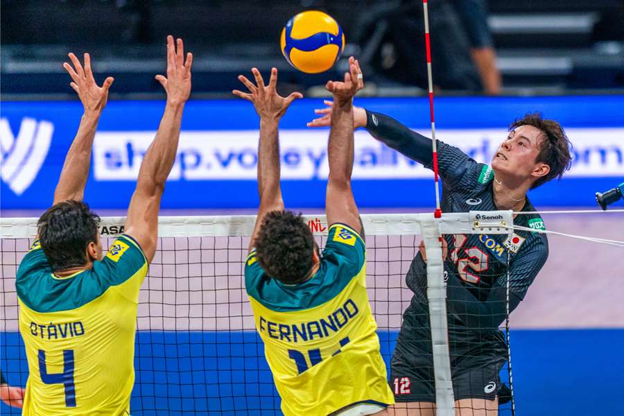 Brasil força tie-break, mas perde para o Japão na VNL masculina