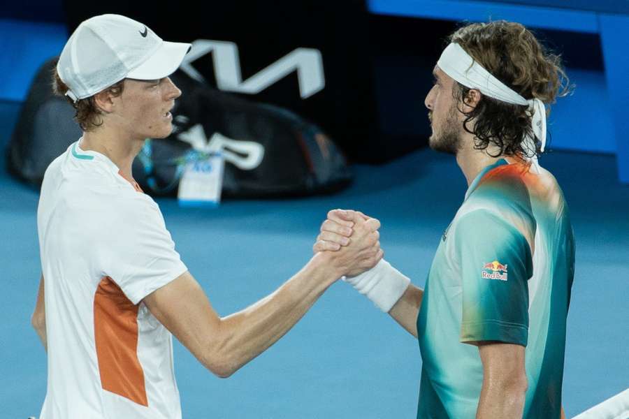 Trafen bereits bei den AO 2022 aufeinander: Jannik Sinner (l.) und Stefanos Tsitsipas. Damals gewann der Grieche glatt in drei Sätzen.