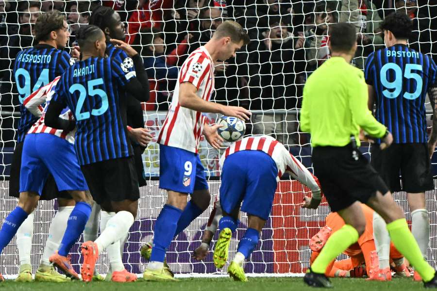 Il momento in cui Gimenez sigla il gol decisivo Il momento in cui Gimenez sigla il gol decisivo