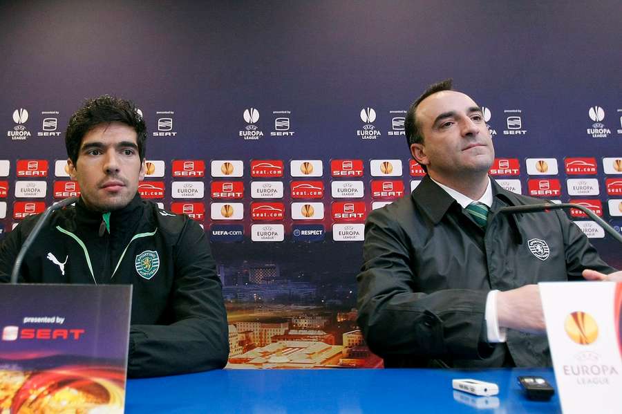 Carlos Carvalhal em conferência com o então jogador Abel Ferreira no Sporting