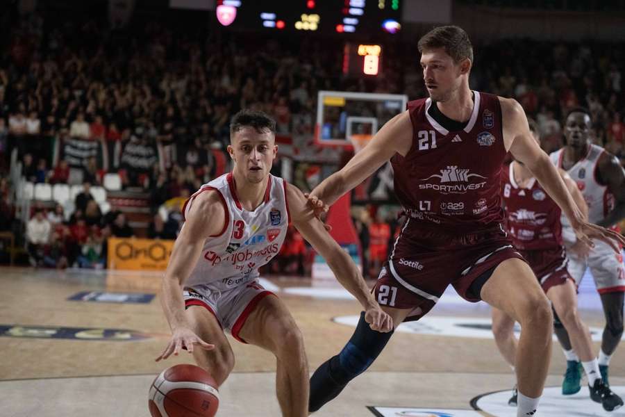 Tibor Pleiß (r.) im Trikot von Trapani Shark.