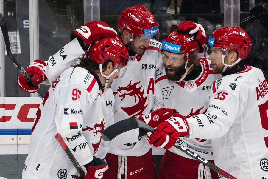 Martin Růžička přijímá gratulace ke gólu proti Spartě. Martin Růžička přijímá gratulace ke gólu proti Spartě.