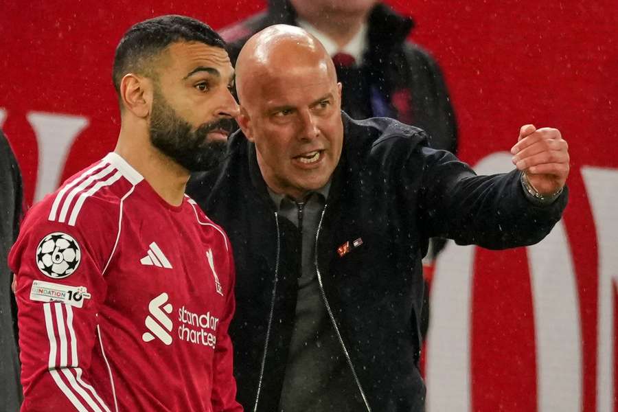 Arne Slot com Mohamed Salah