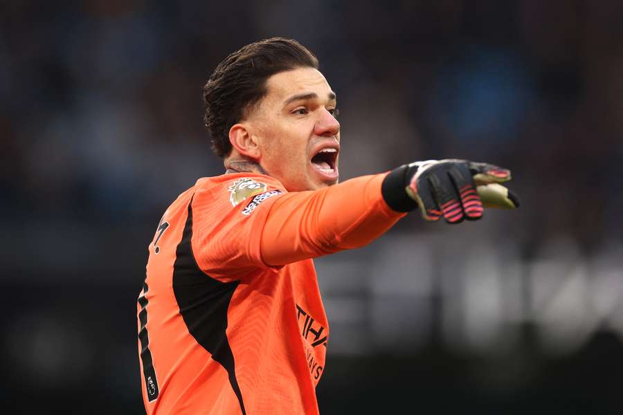 Ederson bateu dois recordes com assistência para Marmoush