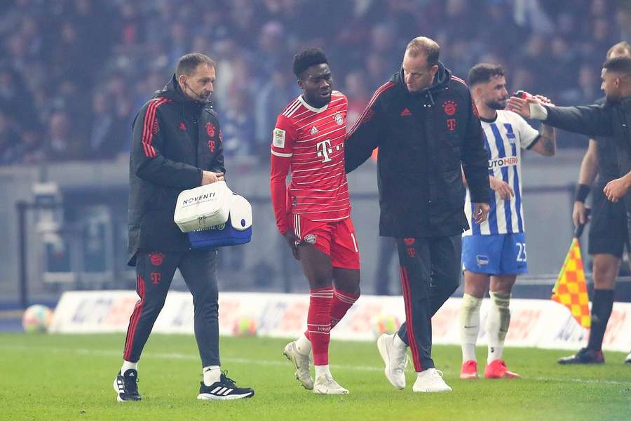 Alphonso Davies se lesiona a duas semanas da Copa e preocupa Canadá