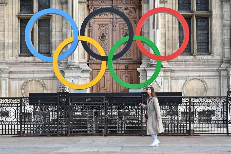 Les anneaux olympiques devant la mairie de Paris en mars.