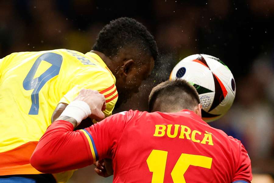Andrei Burcă în duel cu John Cordoba la partida România-Columbia