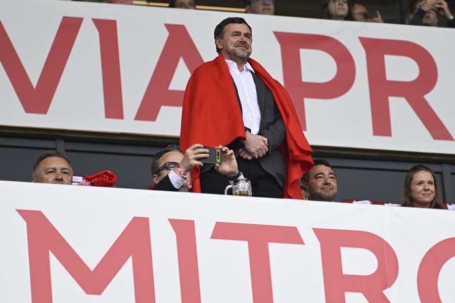 Majitel Slavie Pavel Tykač na tribuně Majitel Slavie Pavel Tykač na tribuně