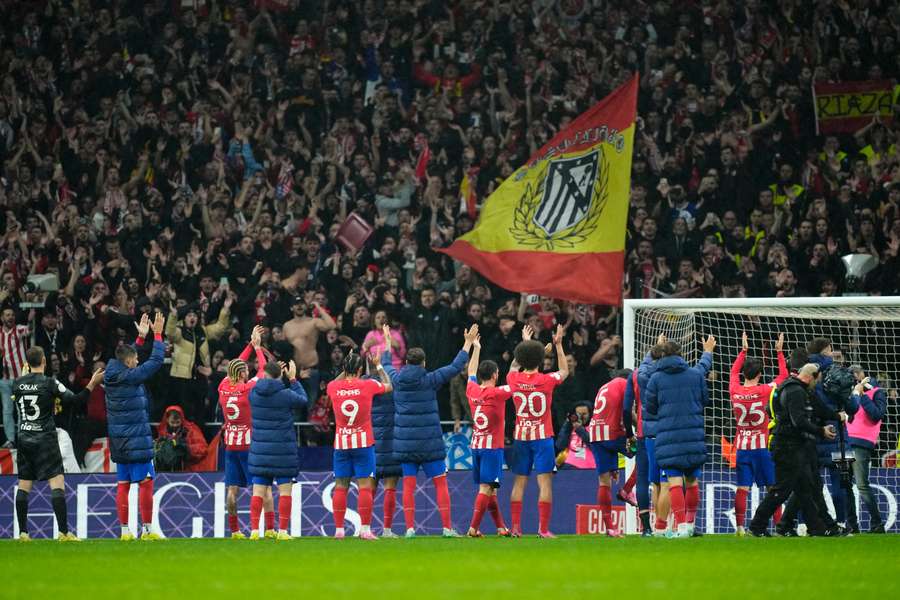 La afición del Atlético celebra con sus jugadores el triunfo en el último derbi en el Metropolitano