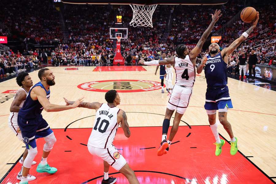 Minnesota ještě pět minut před koncem prohrávali o 16 bodů, nakonec ale Houston o bod porazila. 
