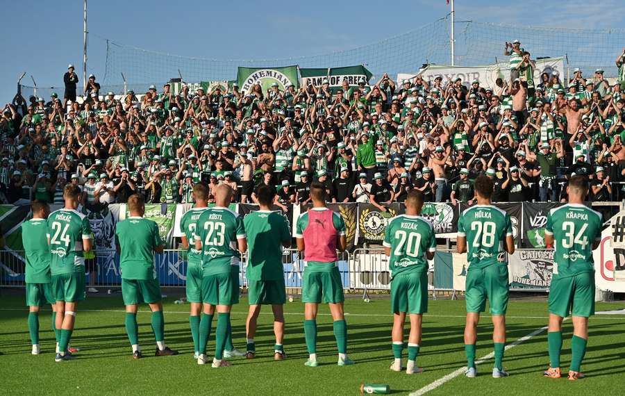 Fotbalisté Bohemians na pozápasové děkovačce v Bodö.