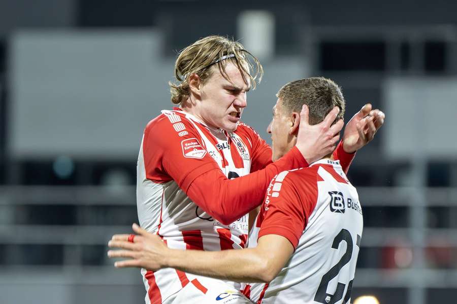 Stensrud (links) en Mulder vieren het doelpunt tegen Eindhoven