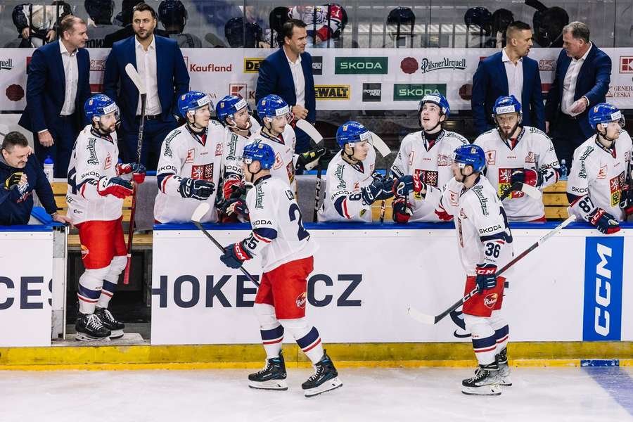 V úvodním zápase Švýcarských hokejových her porazili Češi Finsko 2:1.
