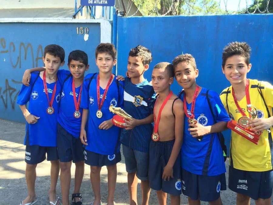 Kaiki (no centro e com um troféu em forma de chuteira) ao lado de companheiros da base do Cruzeiro